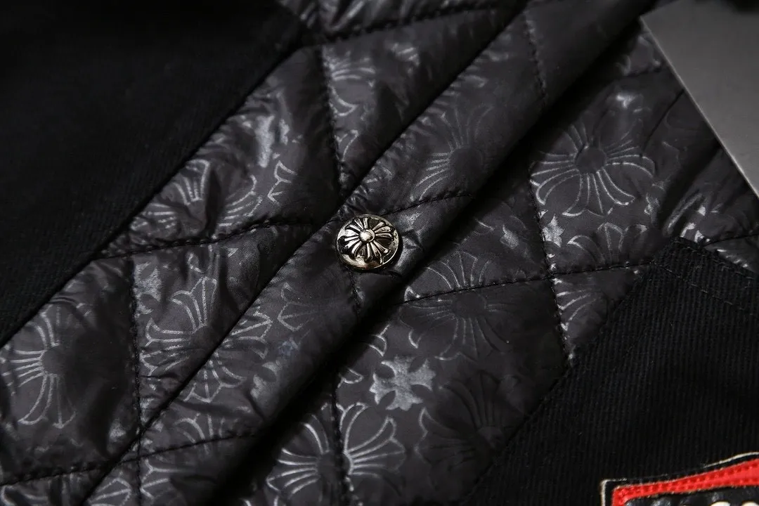 🅿️360 Chrome Hearts Marty Boy red lip quilted all-over printed shirt and cotton jacket. New products in the counter are small cotton-padded jackets for men and women. Diamond quilted quilting, moderate thickness. Retro fashion, never out of fashion. 1️⃣Fabric: Same as original fabric. Surface fabric. Lining molded with CH pattern logo, custom-woven quilted cotton material. 2️⃣Hardware: Original mold opening, customized CH original four-button buckle. Accessories: Original customized latest main label (genuine leather label) 3️⃣The whole garment is neatly routed and consistent with ZP. Double-layer stand-up collar, inner lining, distressed cross buttons. Feel free to compare any version! ! A noble item with its own high-end atmosphere. It is really rare. It is grand and elegant. It has a unique sense of sight on the high street. It is elegant, noble and unique, making this simple and fashionable cotton jacket an excellent item that is currently sought after. It can be worn by both men and women, and it is suitable for couples! ! Color: Black Sizes: S, M, L, XL